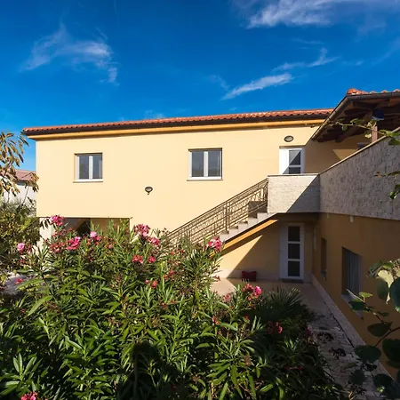 Laura Apartament Veglia